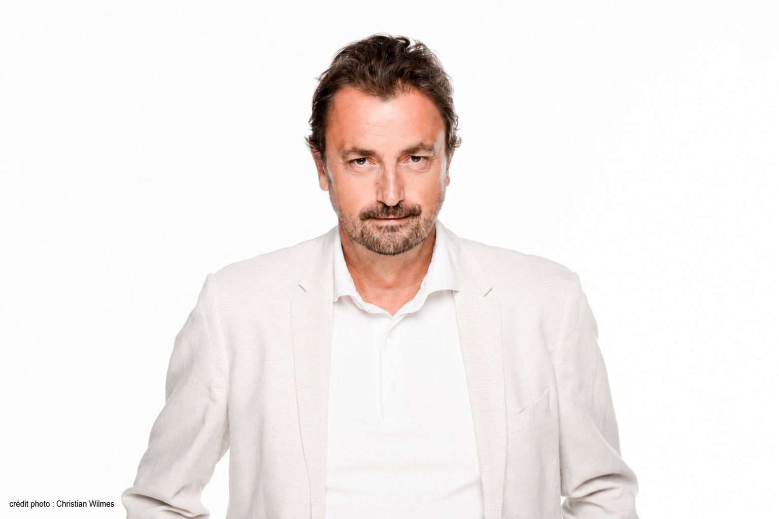 Henri Leconte en costume de lin blanc, portrait studio