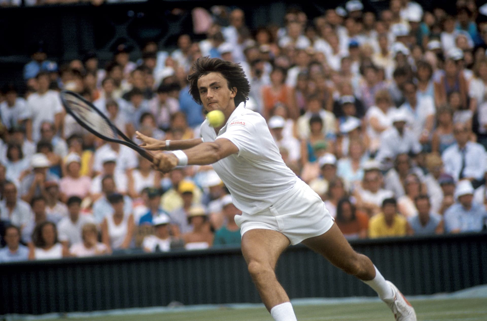 Henri Leconte en pleine frappe de revers sur le gazon de Wimbledon
